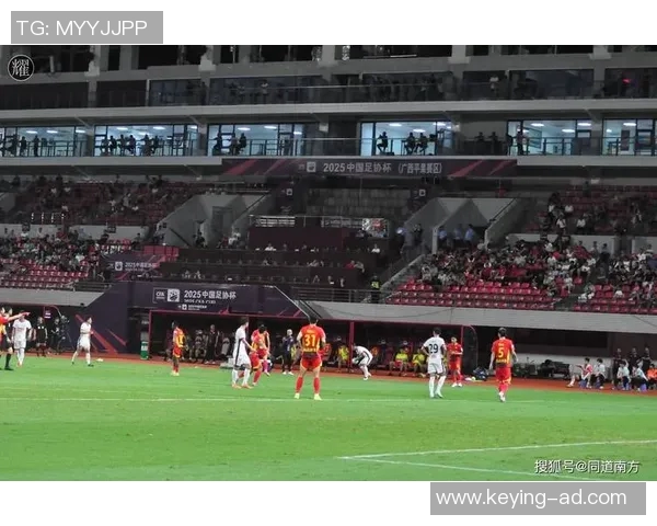 足球明星因经济困境将珍贵奖杯出售引发球迷热议与反思