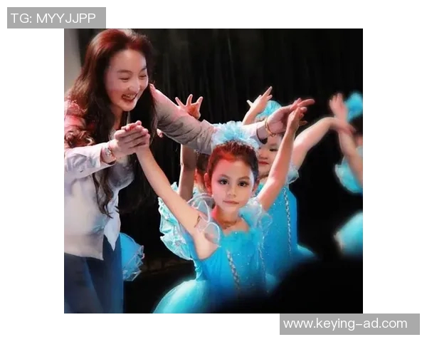 足球明星跨界挑战唱歌魅力十足展现多才多艺的音乐之路